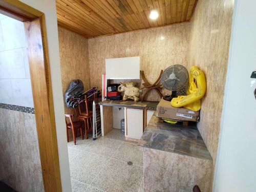 Imagen 3 de 14 de En Venta Lindo Townhouse En El Piñal El Limón, 04128676886