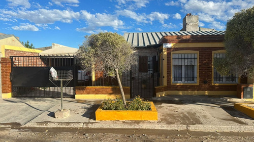 Vendo Propiedad En Viedma: Casa Principal Con 3 Deptos. 