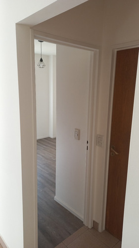 Departamento De 2 Ambientes En Pleno Centro Comercial De Flores - Nuevo Wp De Contacto 1137868438!
