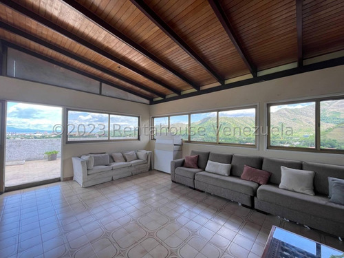 Consigue Este Fabuloso Penthouse En Venta En Zona Norte De Maracay En Las Delicias De Dos Pisos Excelente Ubicación Para Remodelar A Su Gusto Nela 24-8695