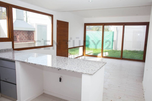 Imagen 4 de 15 de Dúplex Tipo Casa Al Frente De 3 Dormitorios, Jardín Y Cochera En Venta En Gonnet