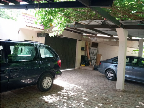 Casa En Venta En El Centro, De 6 Recamaras, Locales Y Piscina