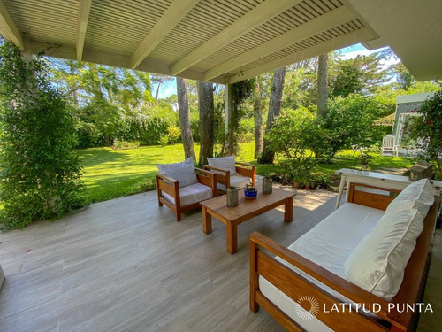 Casa En Playa Mansa- Ref: 1080