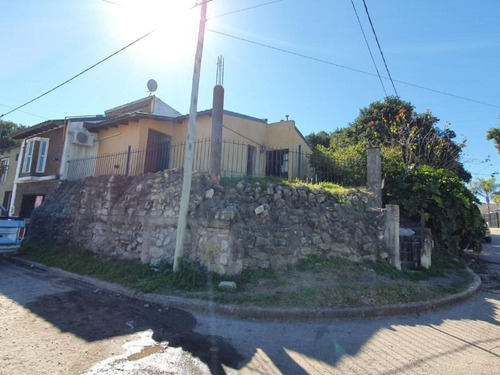 Casa De Dos Dormitorios, Con Terreno En Esquina. Sto Gomez  Y Viamonte