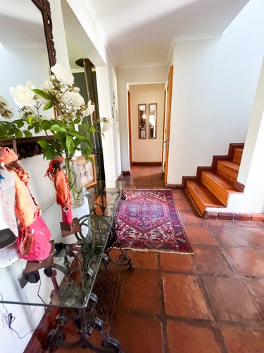 Excelente Casa Lomas De Nogales Pasaje Cerrado.