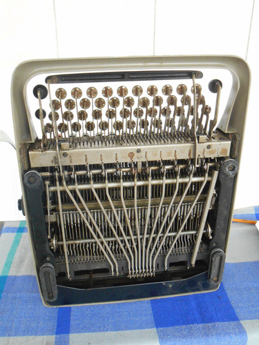 Vieja Maquina De Escribir Olivetti / Para Ambientación (Usado)