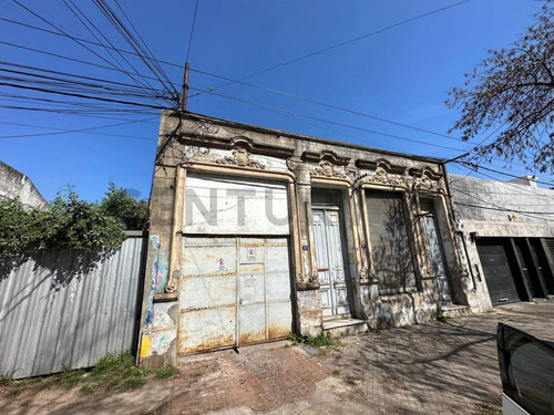 Casa A Reciclar Con Amplio Terreno Y Tinglado En El Fondo