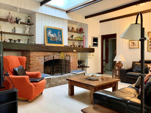 Muy Linda Casa En Playa Mansa, A Pocos Metros Del Mar!!! Consulte!- Ref: 2488