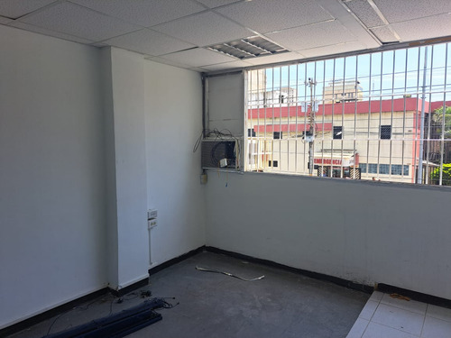 Se Alquila Local Comercial A Pie De Calle En La Av 5 De Julio En Puerto La Cruz, Anzoategui