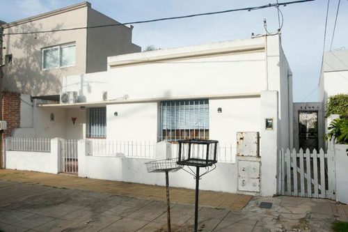 Casa En Venta De Dos Dormitorios Y Parque La Plata