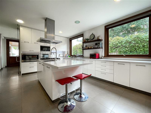 Casa En Venta De 6 Dorm. En Lo Barnechea