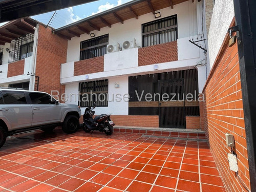 Cómoda Y Acogedora Casa De Múltiples Niveles En Venta Ubicada En La Trinidad 25-17807