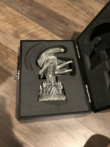 Palisades  Metal Alien 9  Bust Exclusive  H.r. Giger Statue 