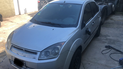 Ford Fiesta Max Ambiente 1.6 Gnc Incendiado
