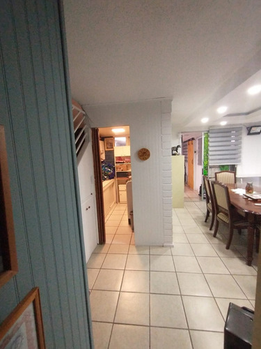 Casa De Dos Pisos De Tres Dormitorios Barrio Residencial
