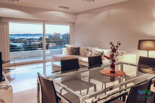 Venta De Apartamento De 2 Dormitorios Sobre Playa Mansa De Punta Del Este