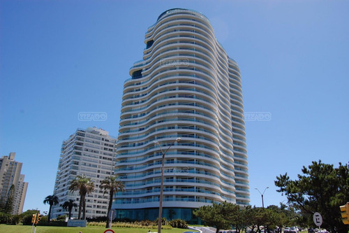 Alquiler Anual Apartamento 3 Dormitorios Edificio Aquarela Primera Línea Vista Mar Balcón Terraza Lavadero Cochera Piscina Solarium Gym Sauna Mucama Seguridad Playa Mansa Punta Del Este Maldonado