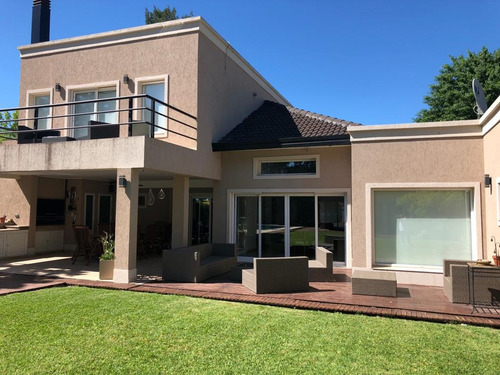 Casa Moderna En El Golf Country Club