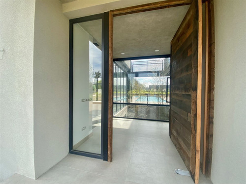 Moderna Casa Nueva En Venta 5 D En Suite Más Servicios.