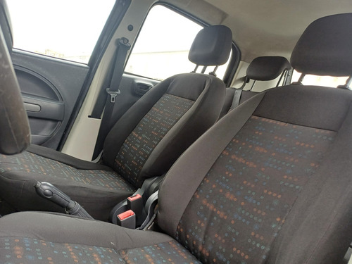Fiat Uno Uno Vivace 1.0 8V (Flex) 4p