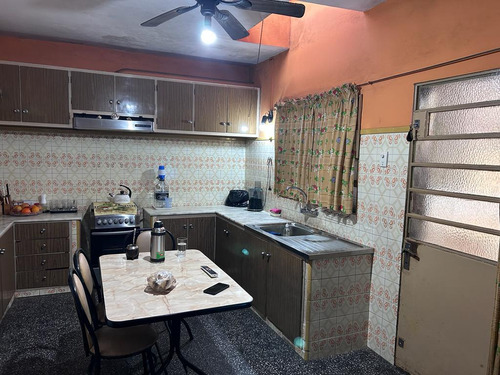 Venta Casa Cerro Calle Grecia, 2 Dormitorios, Entrada Para Auto, Títulos Y Planos.
