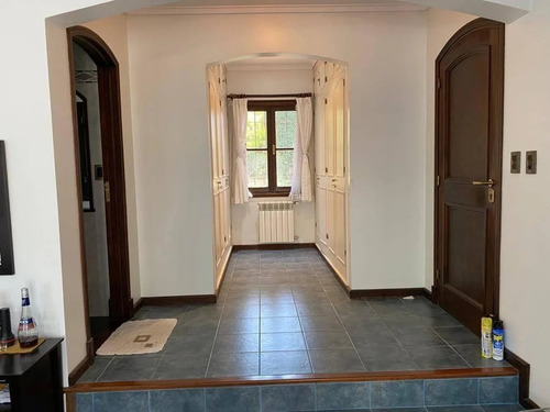 Imponente Chalet En Sierra De Los Padres En 4 Lotes Con Pileta Y Portón Automático. Gran Parque Con Variedad De Plantas Y Arboles. Gran Inversión. Retazada Urge Vender