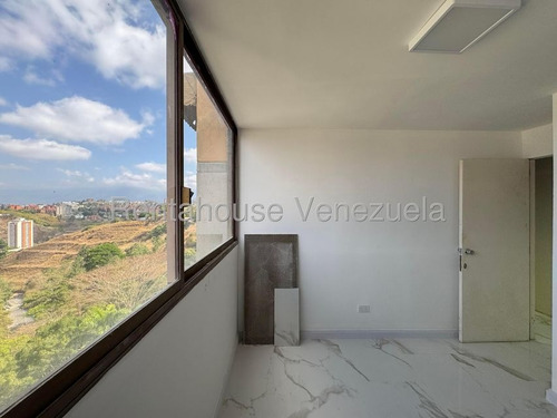 25-18818 Estupendo Apartamento Recién Remodelado En Venta