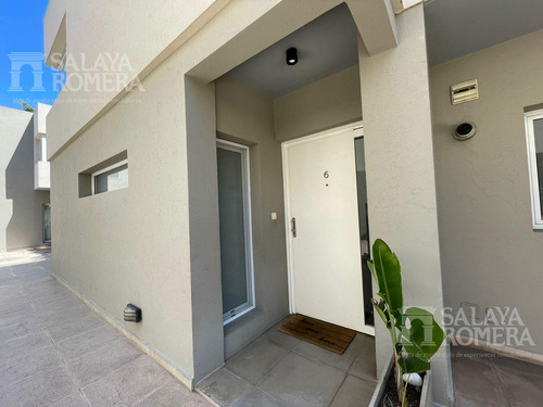 Venta- Duplex En Complejo -olivos 4 Ambientes Con Cochera Cubierta