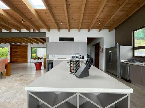 Excepcional Casa En Venta En Avándaro, Con Vista Al Lago.