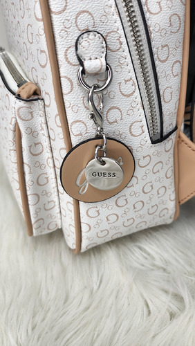 Backpack Guess Dd672430 Nueva 100 % Original Con Etiqueta Blanco Estampado Níquel Beige