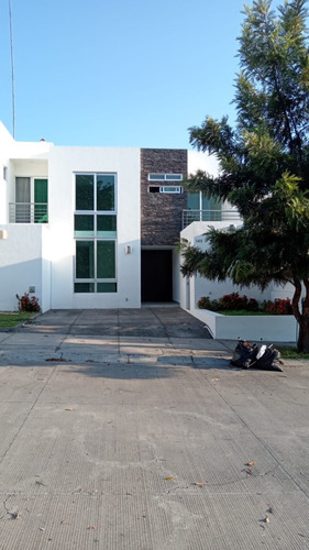 Casa En Fraccionamiento Bosque Real, Colima, Excelente Ubicación
