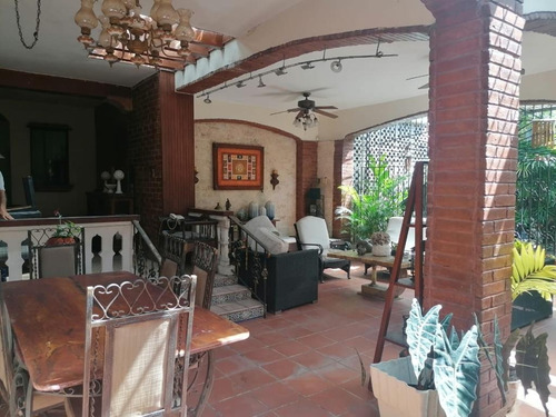 For Sale Casa En Gazcue De 4 Habitaciones Y 4 Parqueos Tipo Colonial