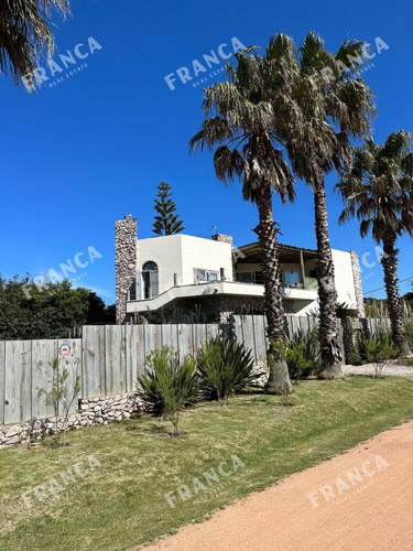 Casa En Alquiler En Punta Piedras, A Metros Del Mar. (ref: Fro-683)