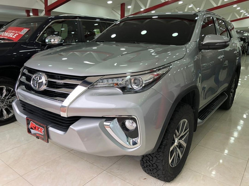 Imagen 2 de 17 de Toyota Fortuner 4x4 Srx Automatico