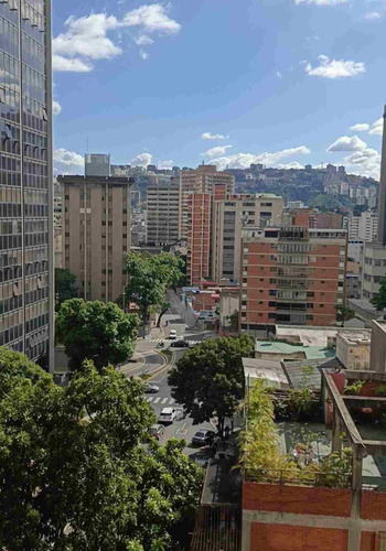 Oficina / Alquiler Semi-amoblada / Torre 18-la Campiña /58m2 /2,1 , 1 / Canon 550+servicios