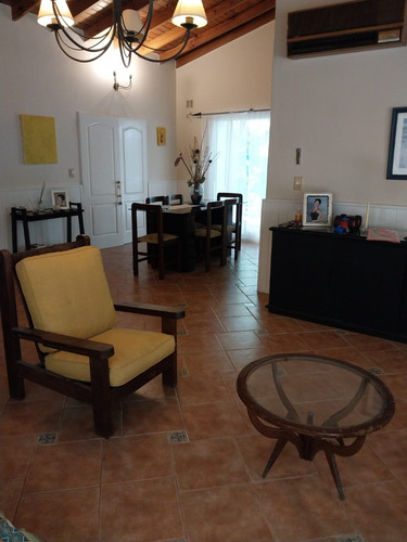 Hermosa Casa En Venta En Barrio Yei Pora