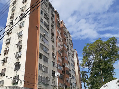 Apartamento En El C.r. Villa Latina, Sector Villa Latina