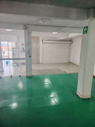 Renta De Local Comercial En Av. Lago De Guadalupe, Con Departamento Incluido