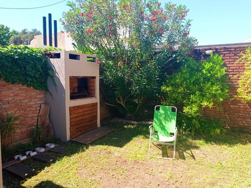 Imagen 15 de 19 de Casa De 2 Dormitorios Con Patio Y Jardin En Venta Alberdi