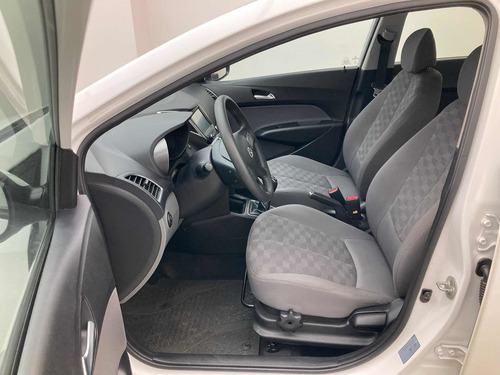 Imagem 8 de 10 de Hyundai Hb20s 2018 1.6 Comfort Plus Flex 4p
