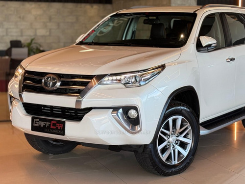 Toyota Hilux SW4 2.8 SRX 4X4 7 LUGARES 16V TURBO INTERCOOLER DIESEL 4P AUTOMÁTICO