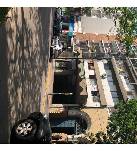Oficina De 2 Ambiente De 19m2 Cubiertos. Apto Profesional. Planta Alta Al Frente. Ventana A La Avenida. Muy Luminosa Y Ventilada. Excelente Ubicación A Metros De Municipalidad Y Centro Comercial