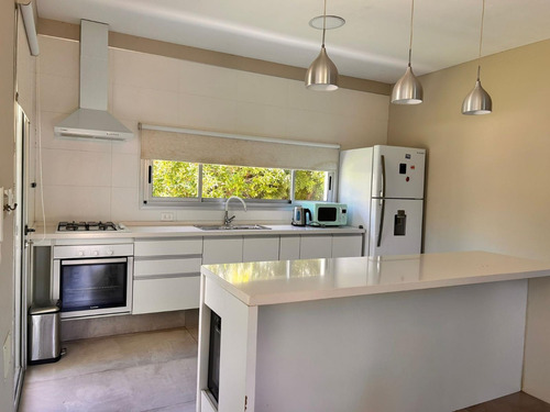 Venta De Casa De 2 Dormitorios En Pinar Sur A Una Cuadra Del Mar.