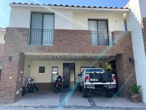 Casa Con Cuarto De Servicio, 4 Recámaras, Área De Tv. Cumbres Del Lago - Venta Rah2204