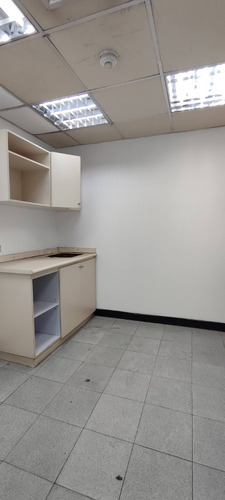 Local Comercial En Alquiler De Esquina En La Av Las Ferias Muy Cerca De La Av. Lara De 1.200 M2, Ideal Para Concecionario De Motos, Vehiculo, Muebleria, Ferreteria, Supermercados, Etc. Rp.