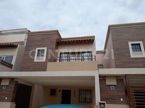 Casa En Fraccionamiento En La Primera Etapa Con Doble Control De Seguridad
