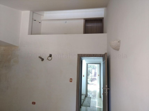 Townhouse En Venta En La Cooperativa Maracay Aragua 23-4820 Irrr
