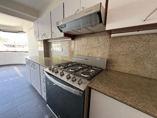 Se Vende Apto. Amoblado Con Pozo En La Urb. Los Palos Grandes, Municipio Chacao.