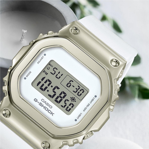 Reloj Casio Dama Gm-s5600g-7d G-shock Antigolpe Sumergible Color De La Malla Blanco Color Del Bisel Dorado Color Del Fondo Blanco