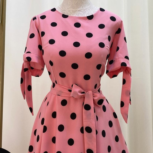Imagem 6 de 8 de Vestido Midi Rodado Rosa Com Poá Preta
